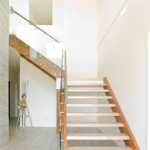 Úszó lépcsők üveg korláttal